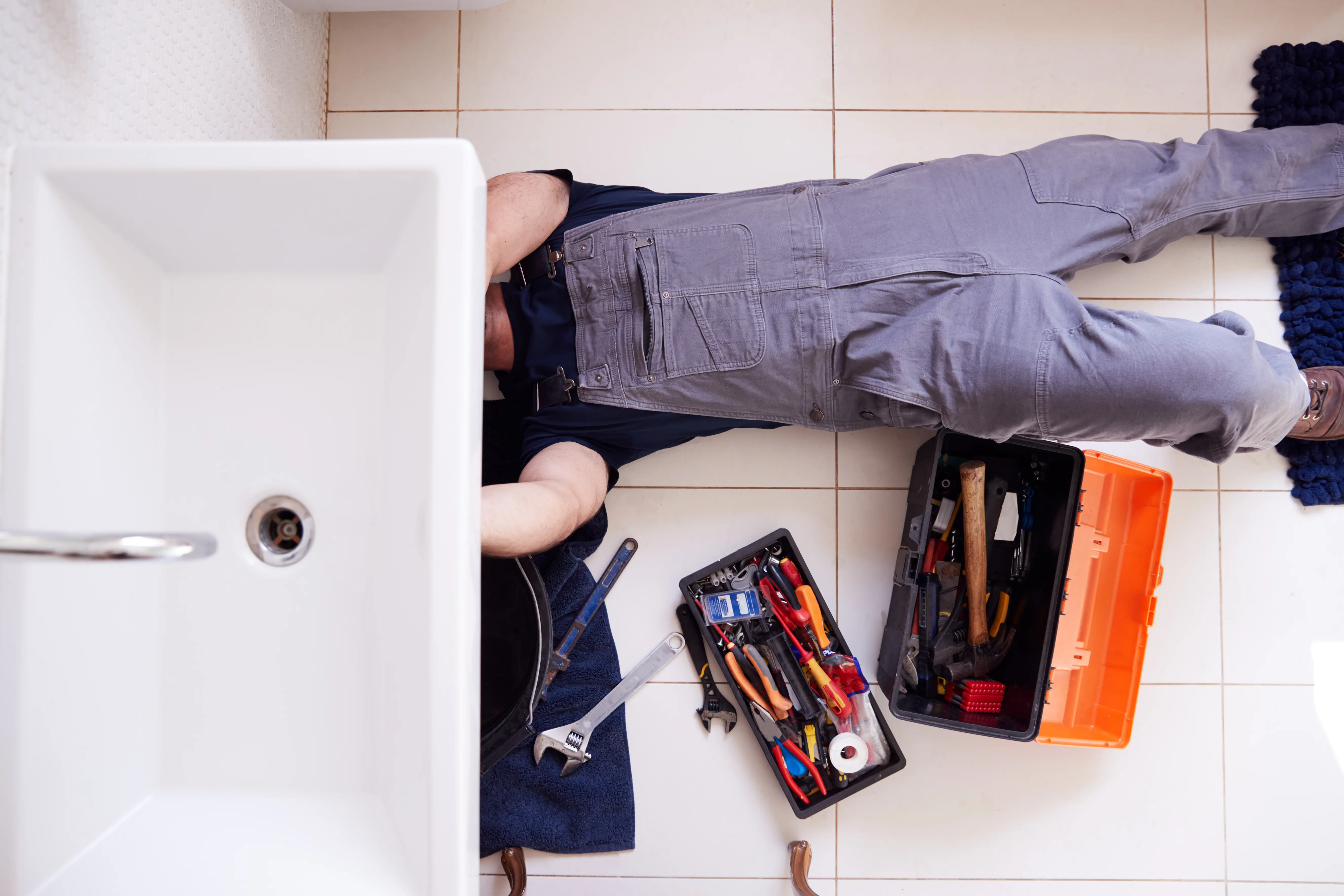 plumber-repair-sink